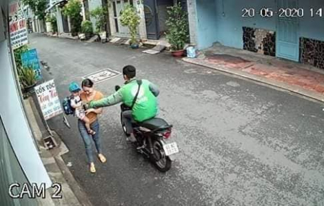 Tài xế GrabBike ở TPHCM cướp điện thoại người phụ nữ ẵm con nhỏ trên đường