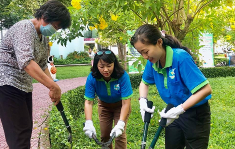 Một ngày làm công nhân chăm sóc cây xanh