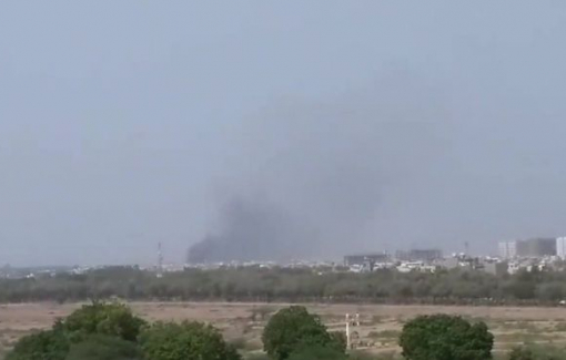 Máy bay chở hơn 100 người lao xuống khu dân cư ở Karachi