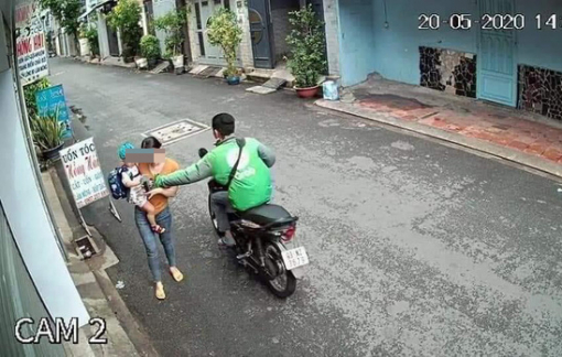 Tài xế GrabBike khai cướp điện thoại của người mẹ ẵm con nhỏ để lấy tiền mua ma túy