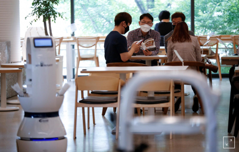 Hàn Quốc: Thuê robot làm nhân viên phục vụ quán cà phê