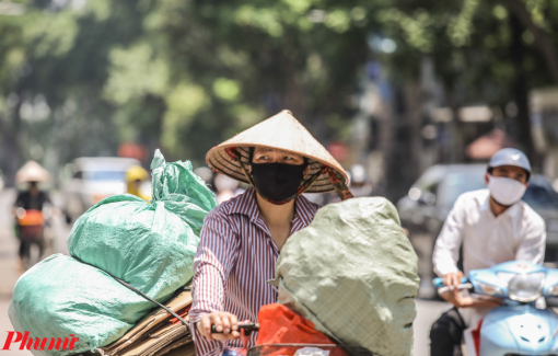 Người lao động nhọc nhằn mưu sinh khi Hà Nội ở mức nhiệt 40 độ C