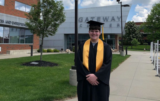 15 tuổi tốt nghiệp trung học và cao đẳng trong cùng một tuần