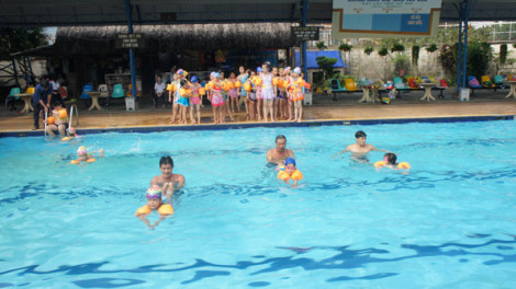 Phổ cập bơi cho trẻ thay vì nhắc nhở