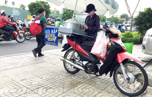Người bán hàng rong chán ví điện tử