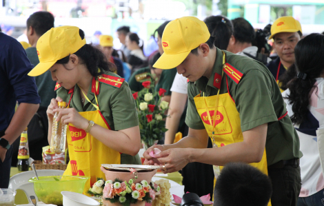 100 bếp ăn gia đình “đỏ lửa” trên đường đi bộ Nguyễn Huệ