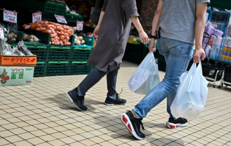 Nhật Bản bắt đầu tính phí túi nilon