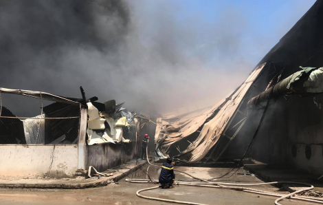 Công ty gỗ ở Bình Dương đang chìm trong biển lửa, nhà xưởng bị đổ sập