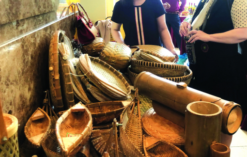 Mang dép xơ mướp, ăn chén mo cau