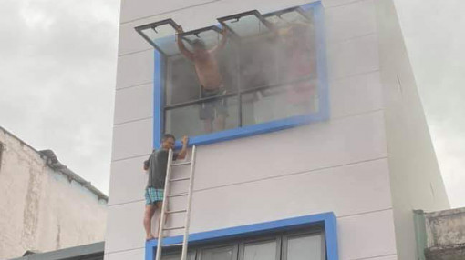 Cháy nhà ở khu phố Tây, giải cứu 5 người lớn và 2 em bé khỏi biển lửa