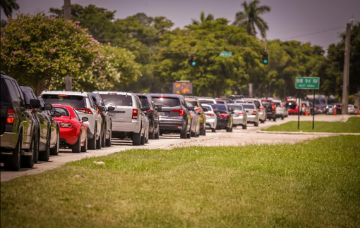 Dòng xe xin cứu trợ dài hơn 3km khi gần 50% dân số trưởng thành tại Mỹ thất nghiệp