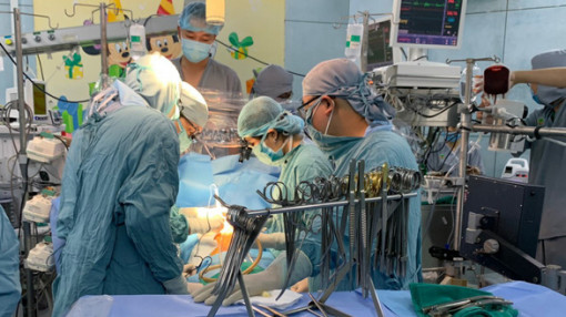 Mẹ chọi kéo làm bé trai 9 tuổi bị đâm thủng tim?