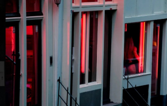 Phố đèn đỏ Hà Lan tưng bừng đón khách nhưng cấm hôn