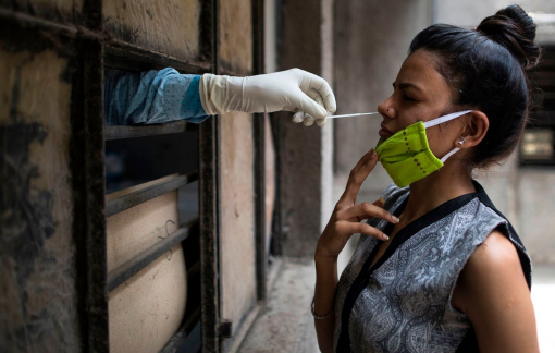 Người nhiễm COVID-19 trên thế giới tăng dữ dội, WHO ngừng thử nghiệm điều trị bằng thuốc sốt rét và HIV