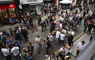 Đàn ông say rượu và khỏa thân: Anh đánh giá lại việc mở cửa quán rượu