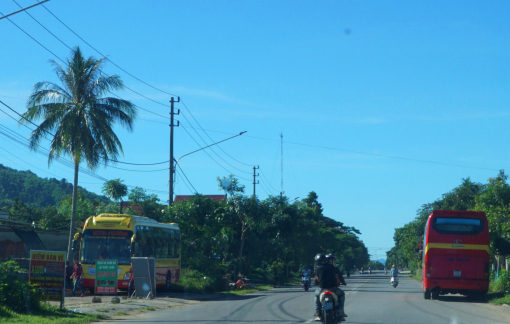 Xe 2 tầng ngang nhiên lưu thông ở tuyến đường núi nguy hiểm