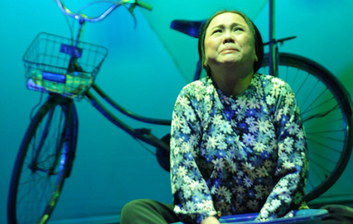 Ngã chấn thương cột sống, nghệ sĩ Ái Như vẫn tiếp tục diễn: Còn đó "vàng ròng" của sân khấu