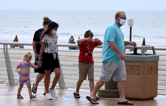 Sau COVID-19, người Mỹ sẽ còn phải đeo khẩu trang thêm “vài năm nữa”