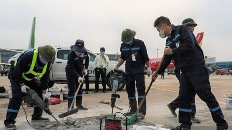 Đường băng sân bay Tân Sơn Nhất, Nội Bài sửa chữa, hành khách liên tục lỡ chuyến bay