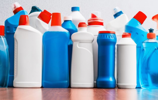 Những kẻ lừa đảo bán hỗn hợp tẩy trắng để chữa COVID-19 phải ra tòa