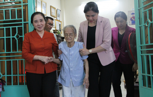 Chủ tịch Hội LHPN Việt Nam thăm Mẹ Việt Nam anh hùng