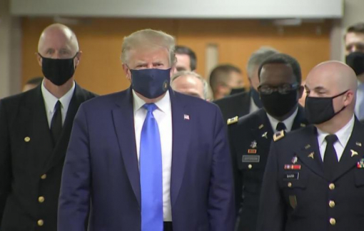 Tổng thống Trump lần đầu tiên đeo khẩu trang xuất hiện trước công chúng