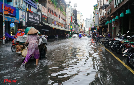 TPHCM mưa xối xả, trung tâm quận 1 thành "sông"