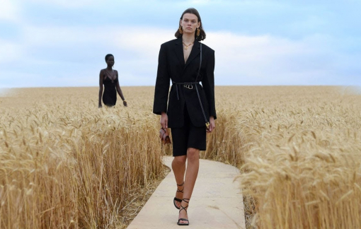 'Lời tình yêu' thơ mộng của Jacquemus trên cánh đồng lúa mì