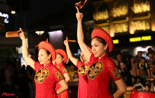 Đường đi bộ Nguyễn Huệ rộn ràng âm nhạc, vũ điệu ngày cuối tuần