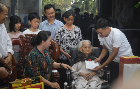 Chủ tịch Quốc hội Nguyễn Thị Kim Ngân tặng quà các gia đình chính sách ở Quảng Nam