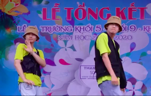 Biểu diễn trên nền nhạc nhạy cảm: Nghệ sĩ thiếu nhạy cảm hay vô tâm?