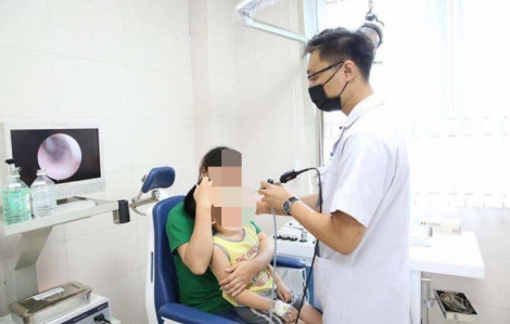 Bé 5 tuổi phải cấp cứu vì mẹ lấy nhầm thuốc tẩy nốt ruồi để rửa mũi