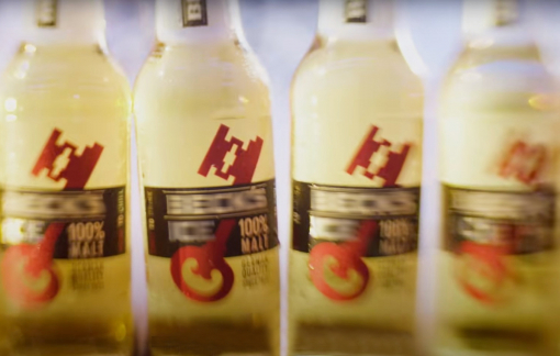 "Bigcityboi'': Lời nhạc vô nghĩa, hình ảnh gợi dục, quảng cáo bia trá hình vẫn “top trending”