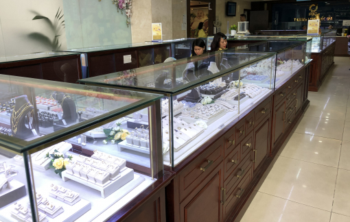 Giá vàng tăng liên tục, nhiều người gom tiền mua đầu tư và trả nợ