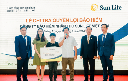 Sun Life Việt Nam chi trả quyền lợi bảo hiểm cho khách hàng tại Quảng Trị