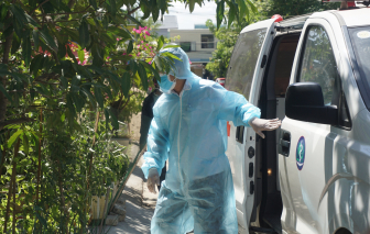 Ảnh: Đà Nẵng đưa người nhà bệnh nhân nghi nhiễm COVID-19 đi cách ly