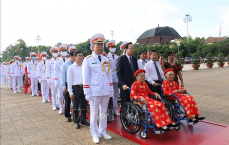 Đoàn đại biểu mẹ Việt Nam anh hùng viếng Lăng Chủ tịch Hồ Chí Minh