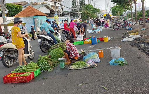 Bất chấp nguy hiểm, người dân thản nhiên bán hàng rong giữa đường