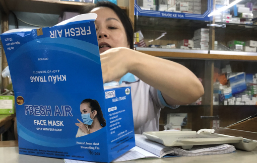 Người Sài Gòn lùng mua khẩu trang gửi về Đà Nẵng