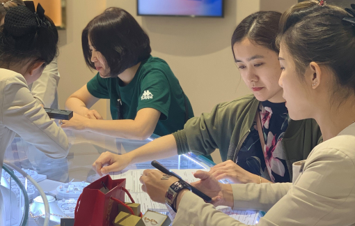 Giá vàng lập đỉnh mới, vượt 58 triệu đồng/lượng