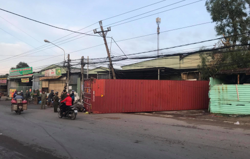 Xe container mất lái lao qua đường, rơi thùng xe đè chết 1 người