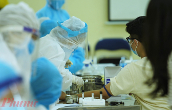 Hơn 20.000 người Hà Nội bắt đầu được xét nghiệm nhanh COVID-19