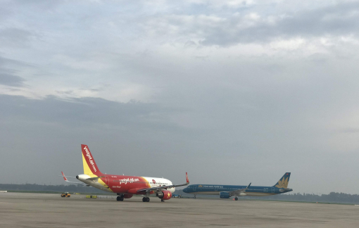 Nhiều chuyến bay bị hủy, hoãn vì bão số 2