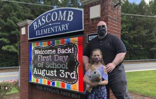 Trường học bắt đầu giữa mùa đại dịch, phụ huynh Mỹ mắc kẹt giữa hai sự lựa chọn