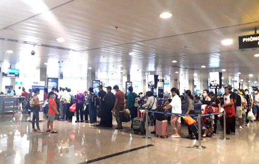 Khách phàn nàn Vietnam Airlines liên tục hủy chuyến, tách trẻ khỏi người lớn