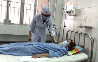 Một phụ nữ té mương, bùn sình lấp đầy hai phổi