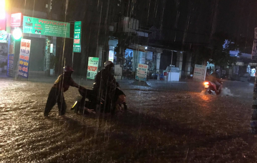 Bình Dương: Mưa lớn đường thành sông, dân bì bõm lội nước về nhà