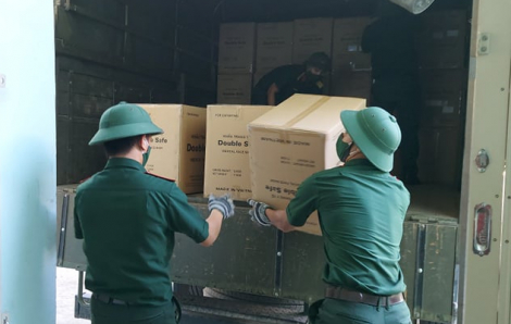 Quân đội chuyển khẩu trang và thiết bị từ kho Dự trữ Quốc gia cho Đà Nẵng