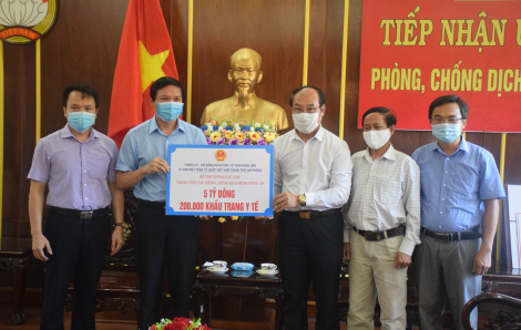Quảng Nam nhận 5 tỷ đồng cùng 200.000 khẩu trang y tế do Hải Phòng ủng hộ chống COVID-19