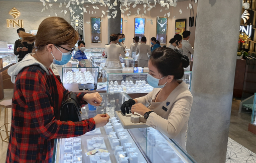 Giá vàng gần 62 triệu đồng/lượng, người mua lời gần 2 triệu sau vài tiếng